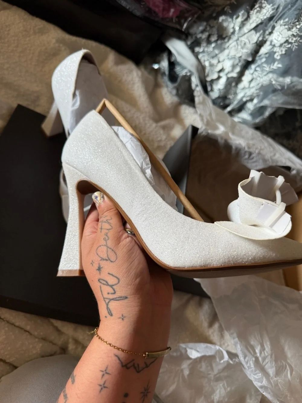 Betsey Johnson White Pointed Toe Bow D'Orsay Pumps - Picture 4 of 6